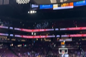 不愧金州拉文！😂库里赛前热身，秀了一记弹地挂框暴扣！